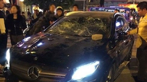 Thiếu nữ đập nát đầu xe Mercedes, đánh ghen giúp mẹ Ảnh 2