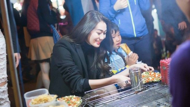 Khánh My thích thú khám phá chợ đêm Đà Lạt sau Bước nhảy Hoàn vũ Ảnh 2