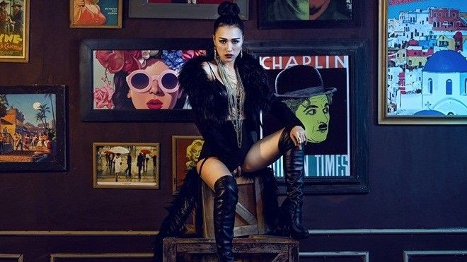 DJ Tít cực sexy với áo lông vũ trong bộ hình mới Ảnh 2