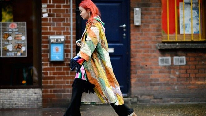 Street style ấn tượng nhất 'nổ phát súng' đầu tại London Fashion week 2016 Ảnh 2