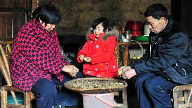 Lòng hiếu thảo của bé gái 7 tuổi khiến nhiều người lớn phải xấu hổ Ảnh 2