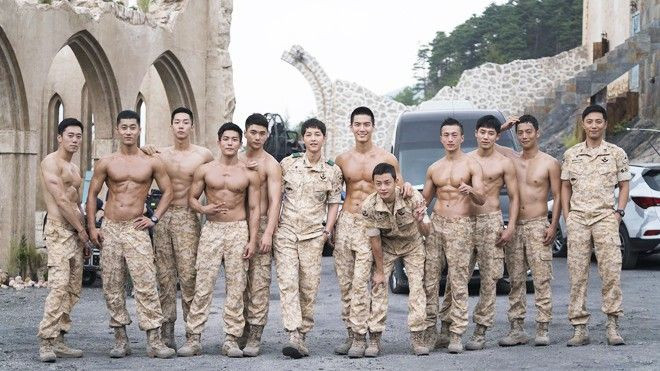 'Ngợp' với binh đoàn trai đẹp sáu múi siêu hot của Song Joong Ki Ảnh 2