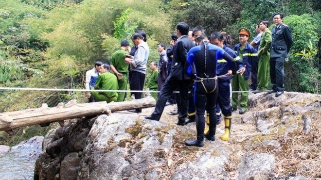 Ba du khách Anh bị nước cuốn trôi trong sự bất lực của hướng dẫn viên Ảnh 2