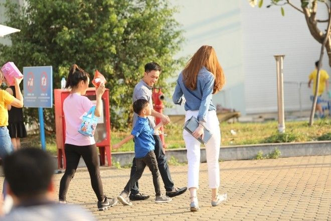 Hồ Ngọc Hà - Quốc Cường bất ngờ cùng dẫn Subeo xem Disney on Ice Ảnh 2