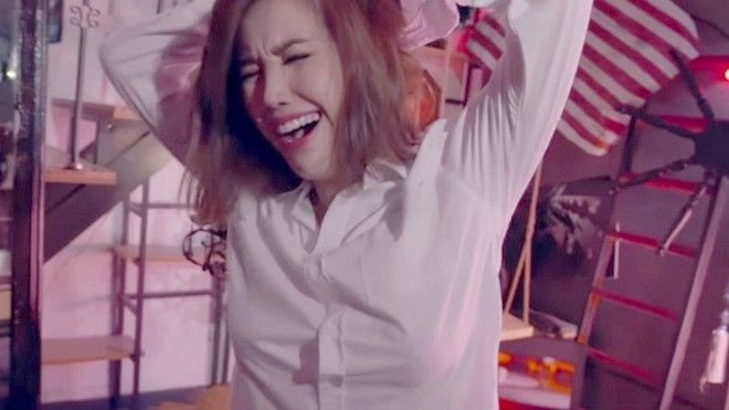 Bảo Thy giận dữ cắt tóc vì phát hiện chồng ngoại tình trong MV mới Ảnh 2