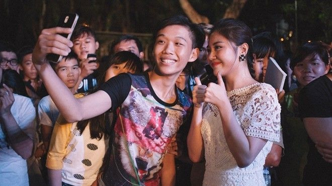 Văn Mai Hương vượt hàng rào bảo vệ để bắt tay người hâm mộ Ảnh 2