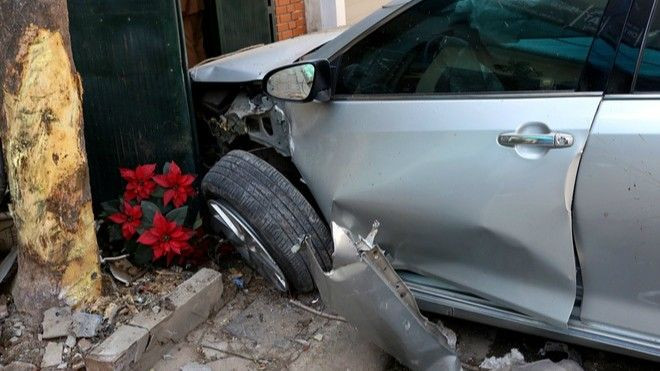 Xe máy nát vụn, ôtô biến dạng khi Camry đâm 3 người chết Ảnh 2