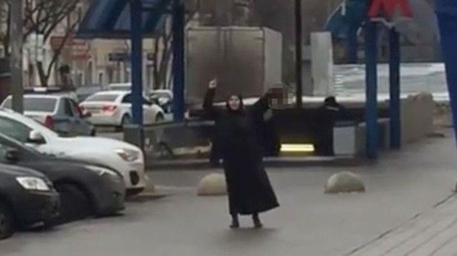 Clip sốc: Vú nuôi đốt nhà, chặt đầu trẻ rồi xách ra ga điện ngầm Ảnh 2