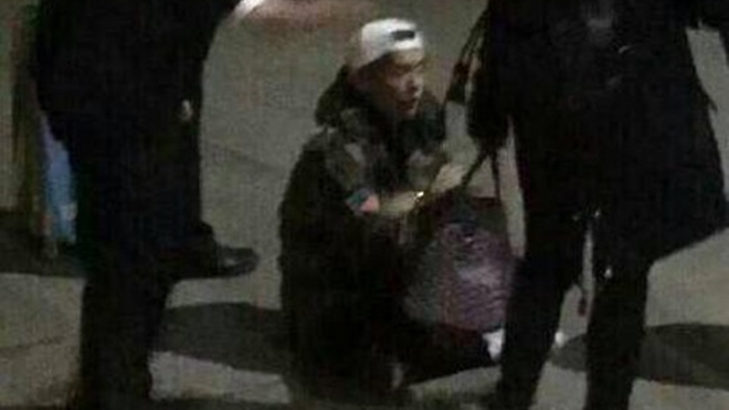 Luhan gục hẳn ở ga tàu vì bị đeo bám thái quá Ảnh 2