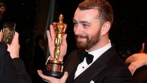 Sam Smith xin lỗi vì tự nhận là người đồng tính đầu tiên đoạt Oscar Ảnh 2