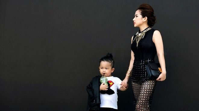 Mẹ con fashionista Trâm Nguyễn nổi bật trên đường phố Sài Gòn Ảnh 2