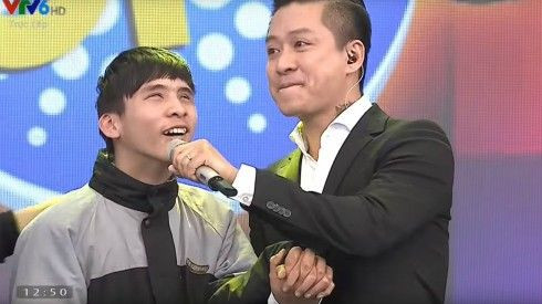 Rớt nước mắt trước màn song ca của Tuấn Hưng với fan khiếm thị Ảnh 2