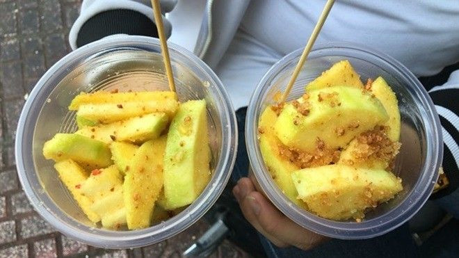 Chảy nước miếng với món 'xoài lắc' gây 'náo loạn' bờ kè Ảnh 2