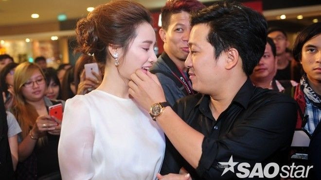 Clip: Trường Giang nắm tay, lau son trên môi cho Nhã Phương giữa sự kiện Ảnh 2