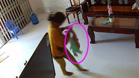 Phan Thiết: Cha mẹ choáng khi chứng kiến con trai 8 tháng bị bạo hành Ảnh 2