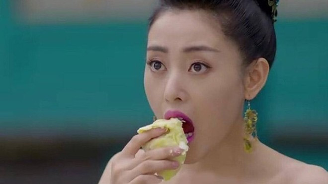 'Thánh nữ sầu riêng' ăn đến xịt máu mũi vì không được lên tàu Ảnh 2