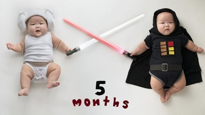 Cặp song sinh ú na ú nần khiến ai ngắm nhìn cũng muốn sinh đôi Ảnh 2