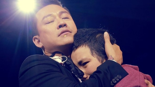 Tuấn Hưng xót xa, rơi nước mắt trong đêm nhạc 'Đam mê' Ảnh 2