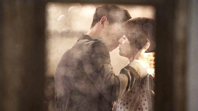 Nụ hôn của Song Joong Ki - Song Hye Kyo đẩy rating phim chạm nóc Ảnh 2
