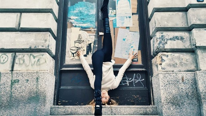 Trở thành hot girl Instagram nhờ chăm chỉ tập yoga… ngoài đường Ảnh 2