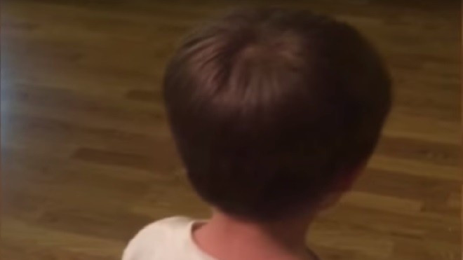 Chắc chắn bạn sẽ bật cười khi cậu bé này quay mặt lại! Ảnh 2