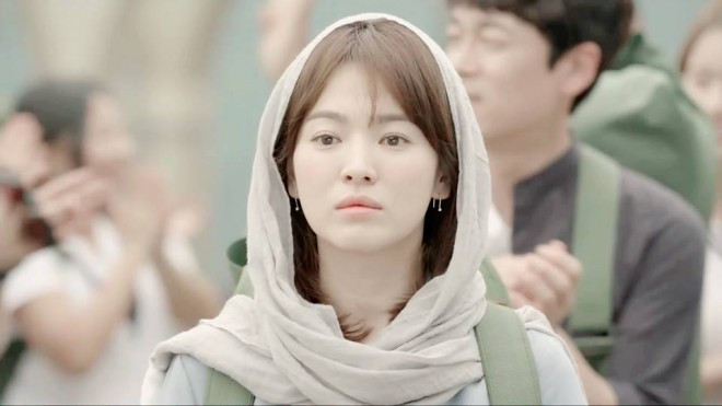 Soi style thời trang đơn giản của Song Hye Kyo trong Descendants of the Sun Ảnh 2