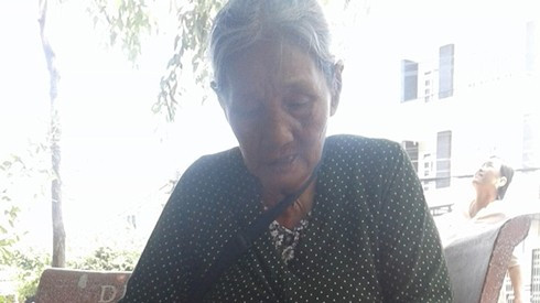 Bà cụ bán vé số bị cướp kéo lê trên mặt đường Ảnh 2