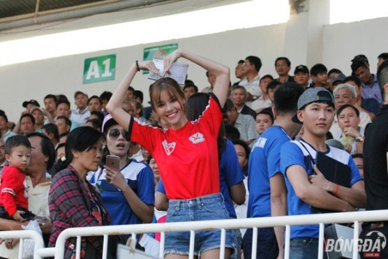 Kỳ Hân trên khán đài sân Pleiku.