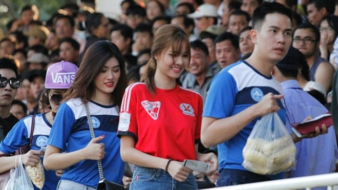 Mạc Hồng Quân tiết lộ Kỳ Hân suýt bị CĐV bóng đá ném ngô vào người Ảnh 2