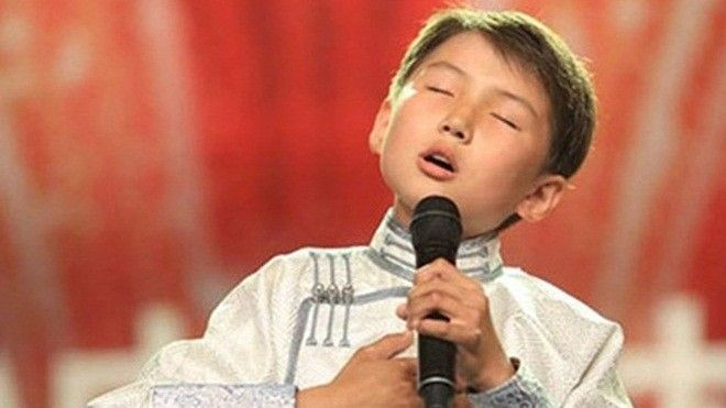 Những 'món quà tặng mẹ' xúc động nhất trên các sân khấu âm nhạc thế giới Ảnh 2