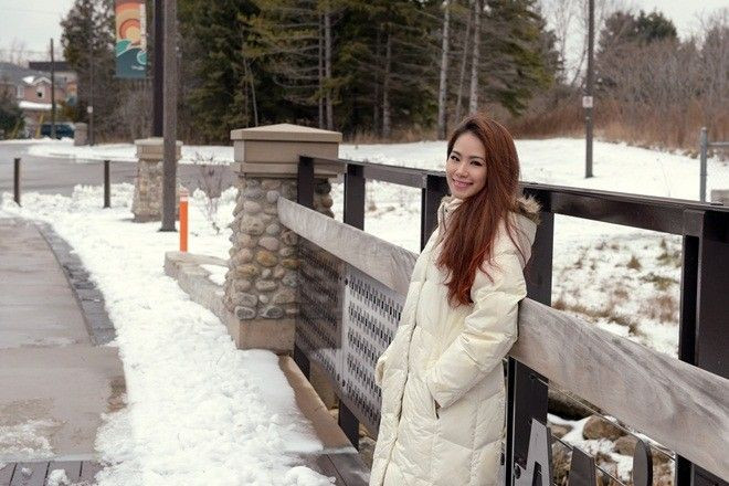 Cô cũng thường xuyên cập nhật thông tin và hình ảnh của mình nhằm chia sẻ công việc, tình hình hiện tại với người hâm mộ.