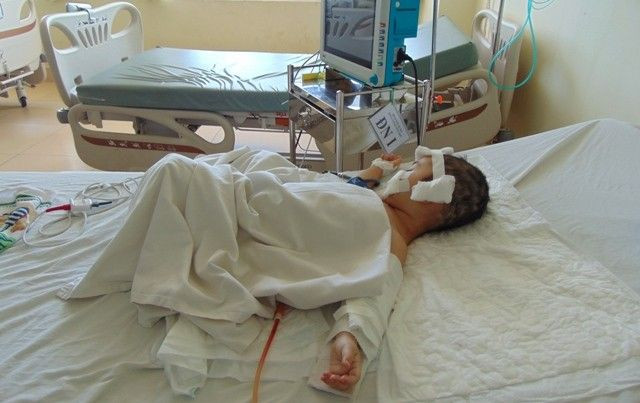 Bé gái 3 tuổi bị chém nguy kịch vì mẹ mê hát karaoke Ảnh 2