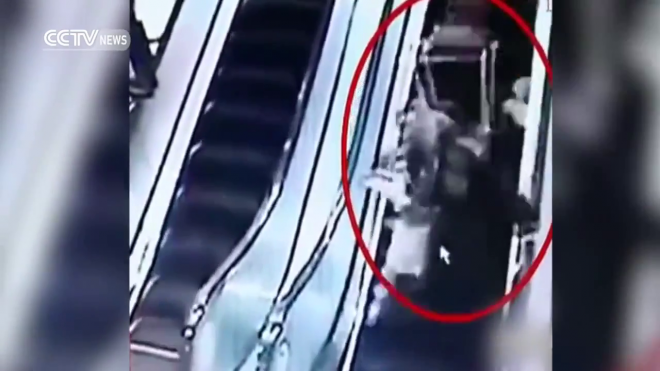 Tai nạn thang cuốn kiểu mới: xe đẩy tuột dốc đâm gục 2 mẹ con Ảnh 2