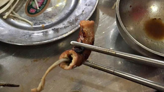 Khách hàng tố cáo nhà hàng nướng phục vụ lòng lợn có chứa sinh vật lạ Ảnh 2