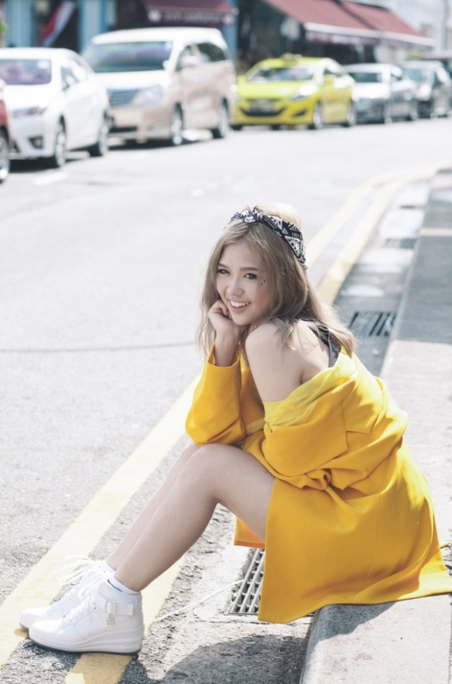 Rạng ngời với long coat vàng mustard.