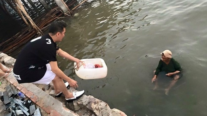 Xúc động với cách giúp đỡ bà cụ mò nghêu nuôi cháu tâm thần của Mr.Đàm Ảnh 2