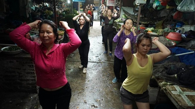 Vừa bán rau, bán thịt vừa nhảy Aerobic trong chợ ở Hà Nội Ảnh 2