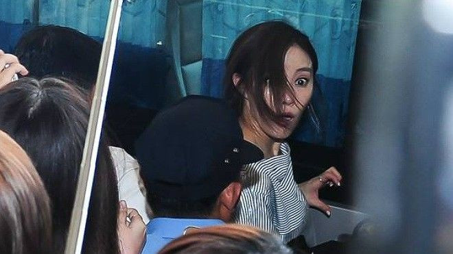 Clip HOT: Hyomin hoảng sợ vì bị dẫm phải chân, T-ara đổi cửa vẫn bị fans vây kín ở sân bay Ảnh 2