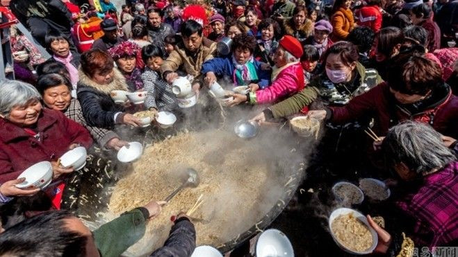 2.000 người xì xụp húp mì nấu trong nồi khổng lồ nhân ngày 'rồng ngóc đầu' Ảnh 2