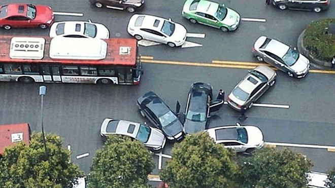 Bạn có thể giải thích được vụ tai nạn giao thông kỳ quái này không? Ảnh 2