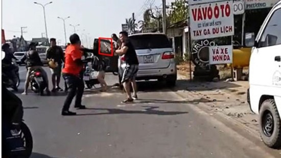 Va quẹt xe, nhóm phượt vây đánh người đi ô tô Ảnh 2