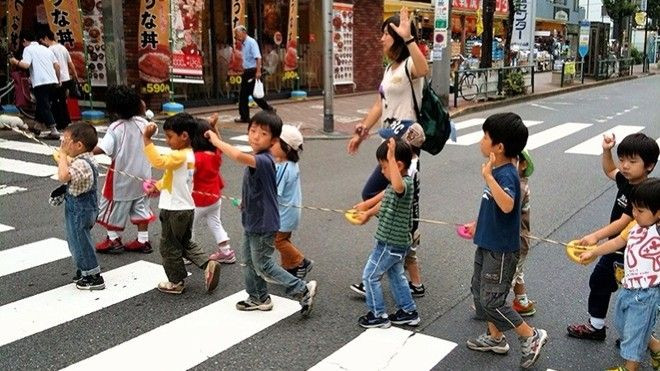 Nể phục hành động nhỏ của trẻ em Nhật khi băng qua đường Ảnh 2