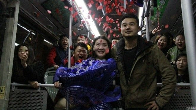 Màn cầu hôn khiến bạn tin vào định mệnh và năng đi xe buýt hơn Ảnh 2