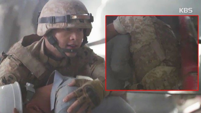 'Hậu duệ mặt trời' tập 7: Thót tim vì cảnh Song Joong Ki dùng lưng đỡ đá Ảnh 2