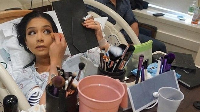 Nằm trên bàn đẻ vẫn cố trang điểm thật xinh để chào đón con gái đầu lòng Ảnh 2