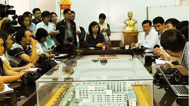 Gãy chân 10 ngày mới được mổ, bệnh viện nói đúng quy trình Ảnh 2