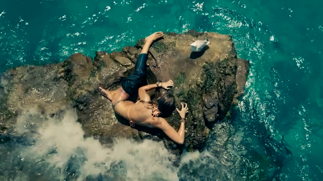 'Vợ Deadpool' chiến đấu với cá mập để sống sót giữa 'Vùng nước tử thần' Ảnh 2