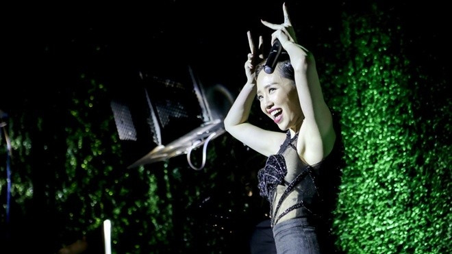 Tóc Tiên diện áo xuyên thấu, 'quẩy' tung sân khấu trên tầng cao Ảnh 2