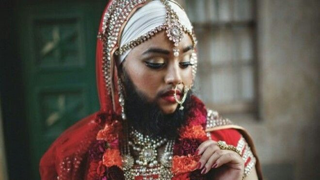 Lần đầu tiên người mẫu nữ có râu sải bước trên sàn catwalk Ảnh 2