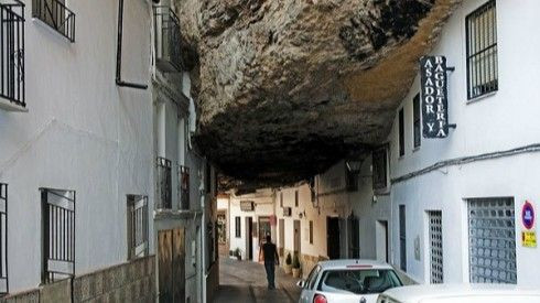 Lạ kỳ cả một thị trấn ẩn dưới các tảng đá khổng lồ Ảnh 2